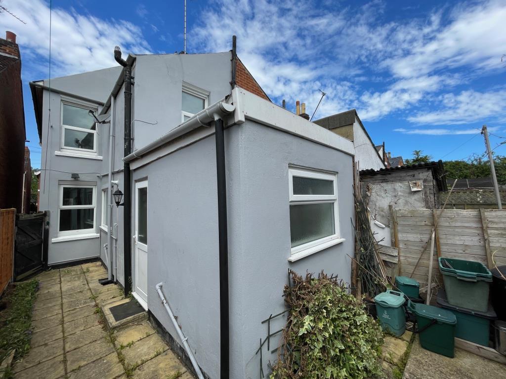 Lot: 43 - THREE-BEDROOM SEMI-DETACHED HOUSE FOR IMPROVEMENT - Rear view of the house